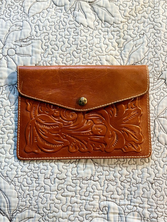 Patricia Nash Handbags - 💥Patricia Nash Tooled Leather Tech Portfolio Envelope Clutch Brown💛